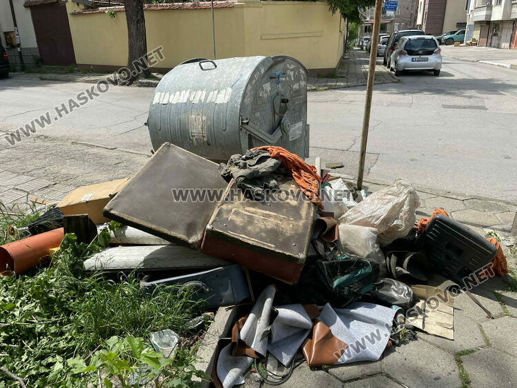 Хасковлийка: Изхвърлиха куп битови отпадъци край контейнер