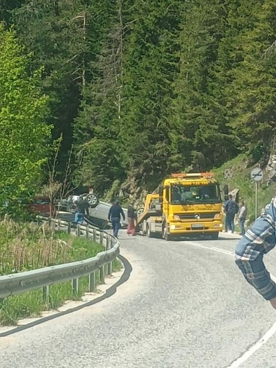 Кола се преобърна по таван в курорта Пампорово, двамата в нея се измъкнаха невредими