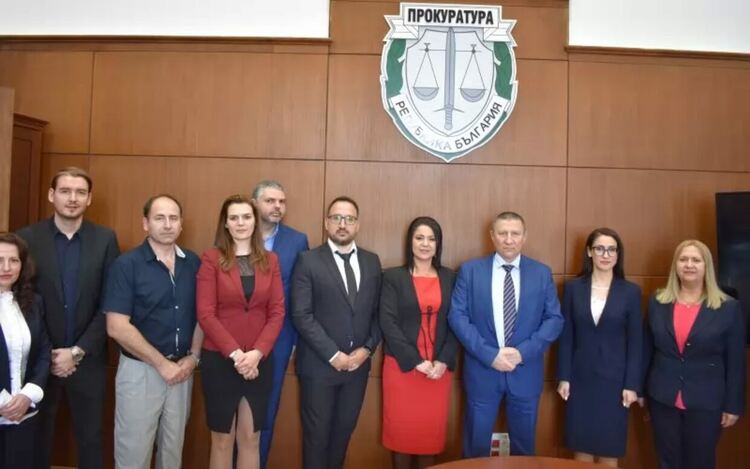 Сарафов вчера се срещна с новото ръководство на АПБ, както и с Камарата на следователите. Разговорът бе по инициатива на съсловните организации, обясняват от пресцентъра на прокуратурата. На снимката е новото ръководство на прокурорската асоциация.