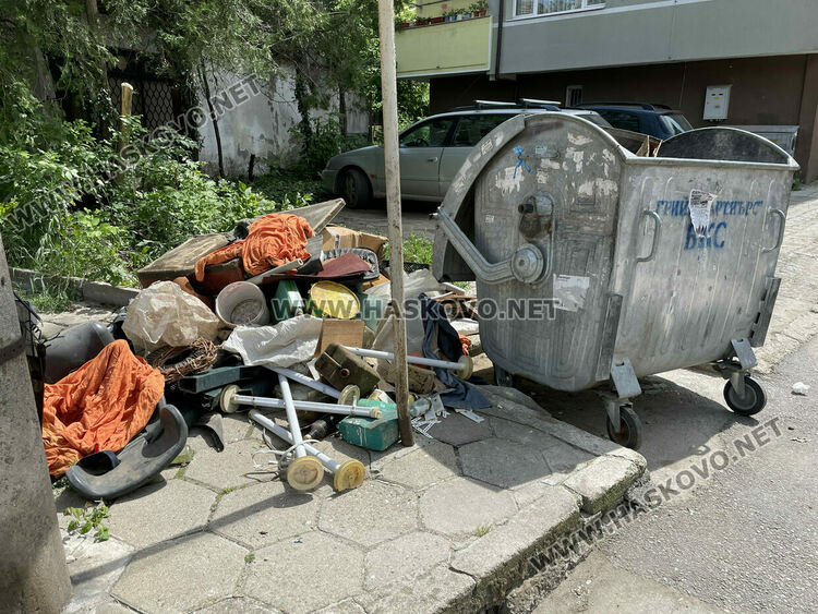 Хасковлийка: Изхвърлиха куп битови отпадъци край контейнер