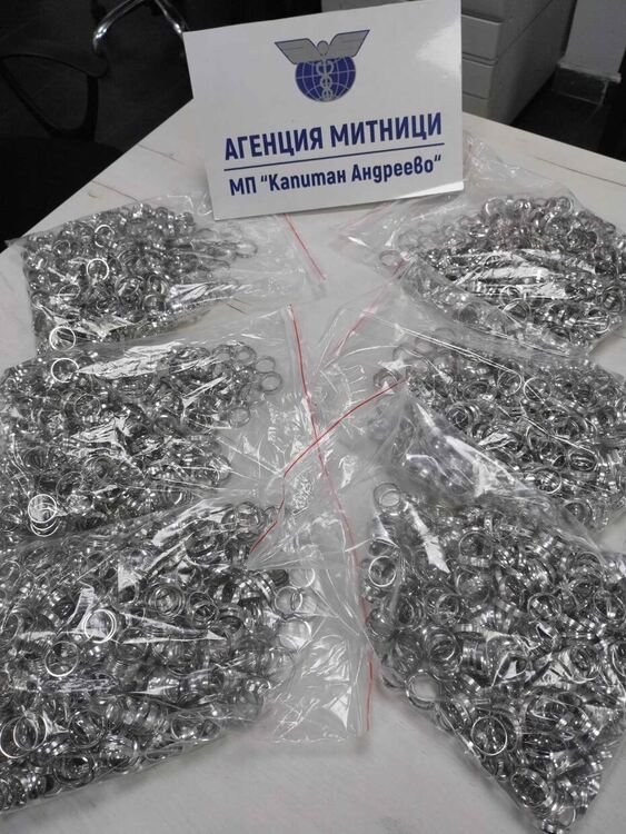 Откриха контрабандни стоки за близо 130 000 лева в микробус