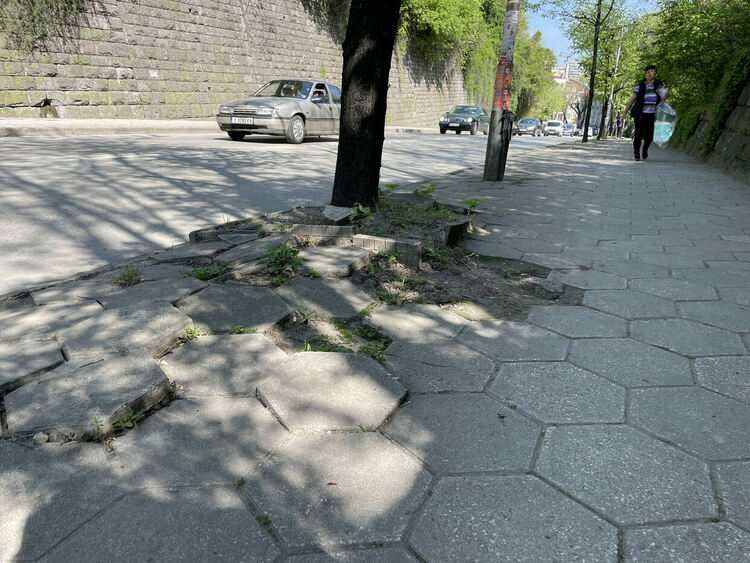 Сигнализираха за стар слаб теч до Оранжевия мост, ВиК отстранява авария на „Славянска“