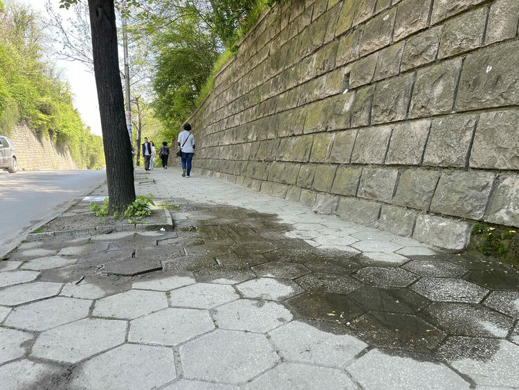 Сигнализираха за стар слаб теч до Оранжевия мост, ВиК отстранява авария на „Славянска“