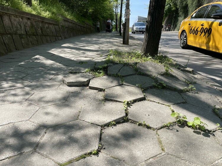 Сигнализираха за стар слаб теч до Оранжевия мост, ВиК отстранява авария на „Славянска“