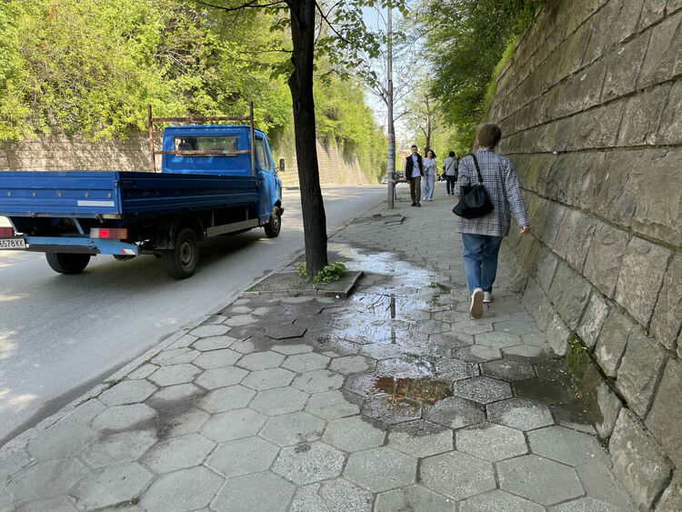 Сигнализираха за стар слаб теч до Оранжевия мост, ВиК отстранява авария на „Славянска“