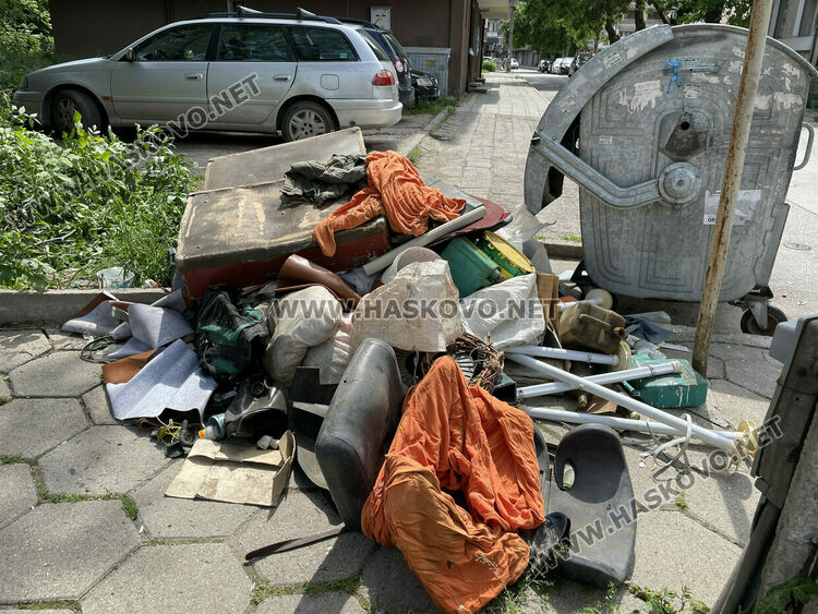 Хасковлийка: Изхвърлиха куп битови отпадъци край контейнер