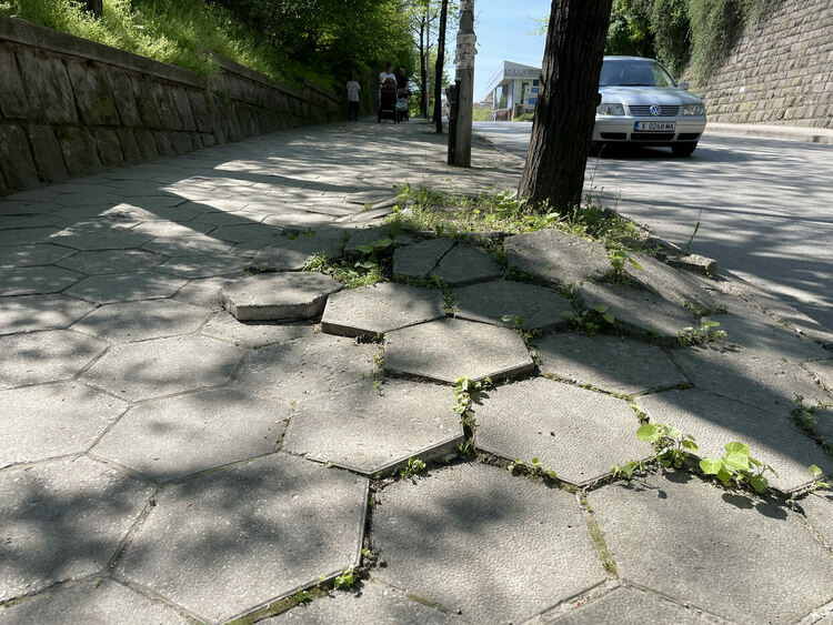 Сигнализираха за стар слаб теч до Оранжевия мост, ВиК отстранява авария на „Славянска“