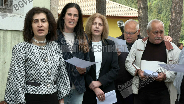 Смолян се включи масово в инициативата „Върви, народе възродени“,общински съветници също пяха химна на просветата