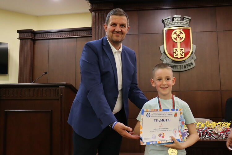 Наградиха победителите в Първото математическо състезание в Хасково