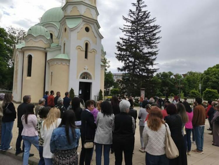 Пред храм „Св. Иван Рилски“ в Перник бе отслужен молебен и водосвет за здраве и благоденствие