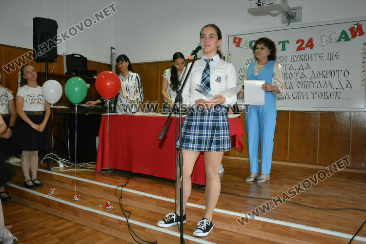 Наградиха изявени учители и ученици в навечерието на 24 май