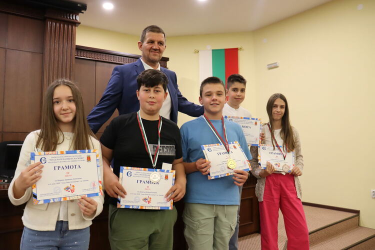 Наградиха победителите в Първото математическо състезание в Хасково