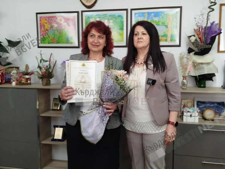 РУО Кърджали връчи отличието „Неофит Рилски“ на седем преподаватели от областта