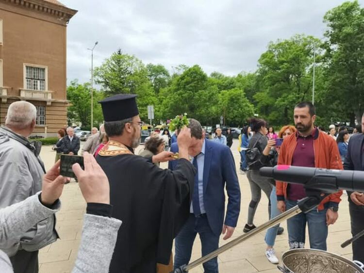 Пред храм „Св. Иван Рилски“ в Перник бе отслужен молебен и водосвет за здраве и благоденствие