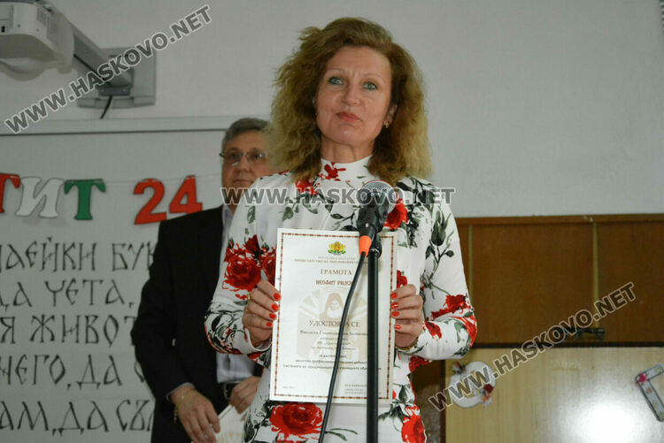 Наградиха изявени учители и ученици в навечерието на 24 май