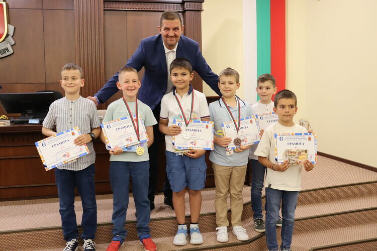 Наградиха победителите в Първото математическо състезание в Хасково