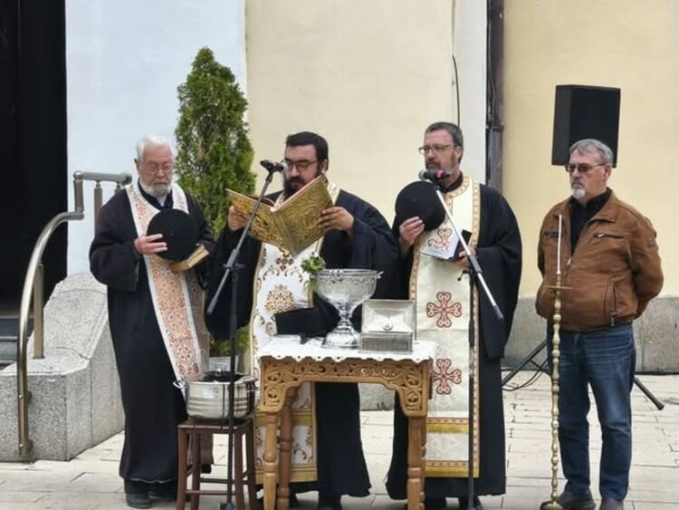 Пред храм „Св. Иван Рилски“ в Перник бе отслужен молебен и водосвет за здраве и благоденствие