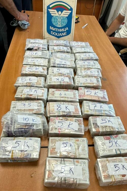 Откриха в тир недекларирани британски лири и шотландски паунди за над 553 000 лева 
