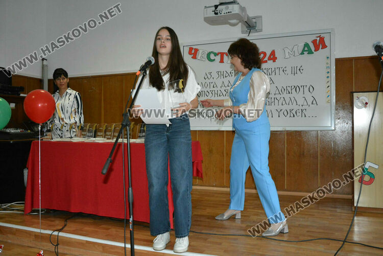 Наградиха изявени учители и ученици в навечерието на 24 май