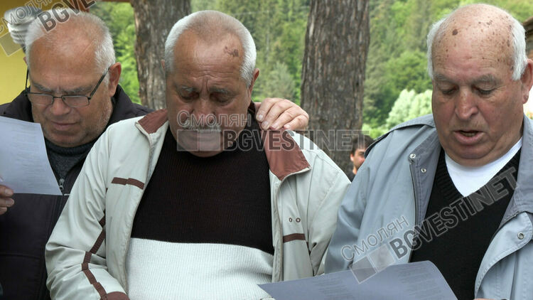 Смолян се включи масово в инициативата „Върви, народе възродени“,общински съветници също пяха химна на просветата