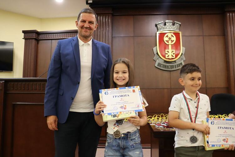 Наградиха победителите в Първото математическо състезание в Хасково