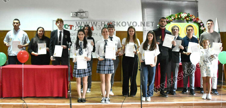 Наградиха изявени учители и ученици в навечерието на 24 май