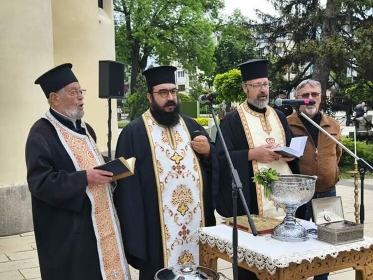 Пред храм „Св. Иван Рилски“ в Перник бе отслужен молебен и водосвет за здраве и благоденствие