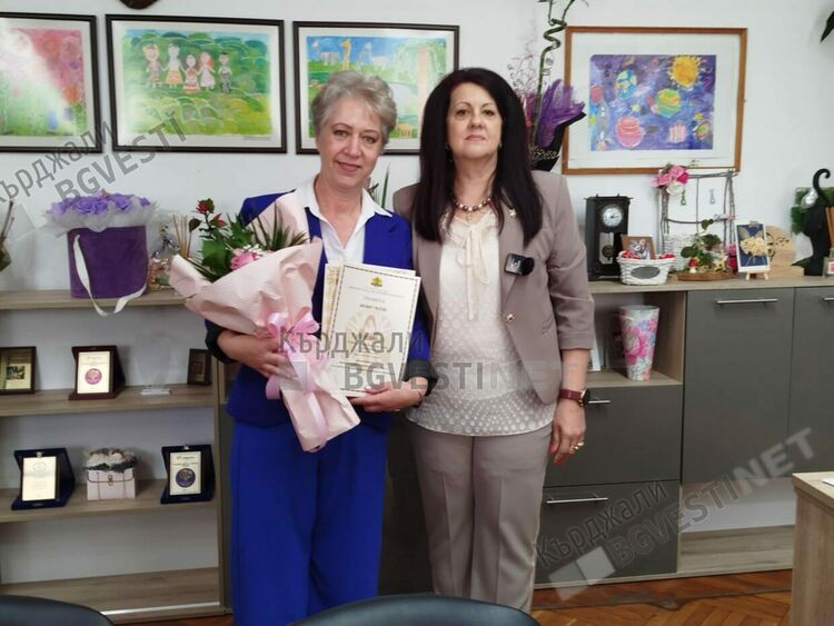 РУО Кърджали връчи отличието „Неофит Рилски“ на седем преподаватели от областта