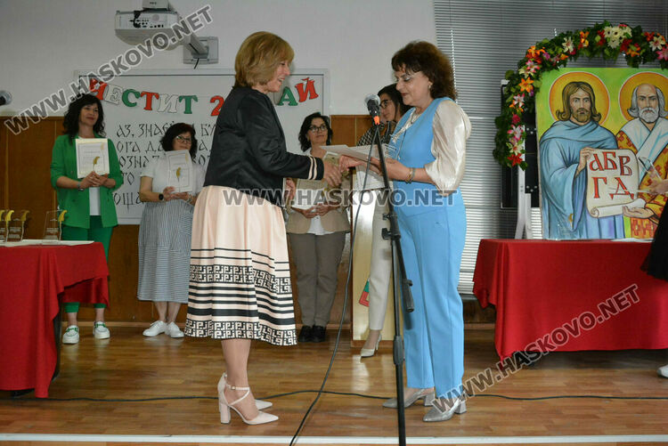 Наградиха изявени учители и ученици в навечерието на 24 май