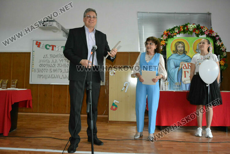 Наградиха изявени учители и ученици в навечерието на 24 май