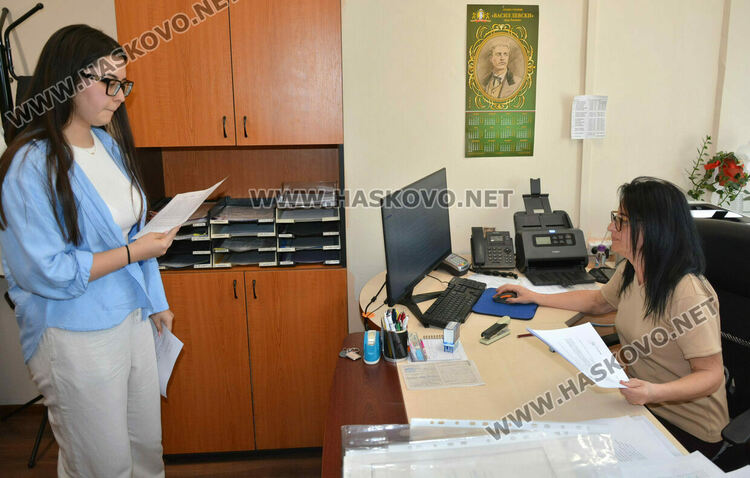 Зрелостнички от Езиковата с жалба до РУО-Хасково заради съкратено  време на матурата по БЕЛ във ФСГ