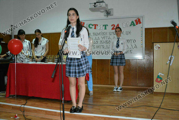 Наградиха изявени учители и ученици в навечерието на 24 май