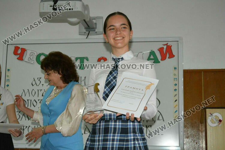 Наградиха изявени учители и ученици в навечерието на 24 май