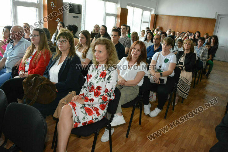 Наградиха изявени учители и ученици в навечерието на 24 май