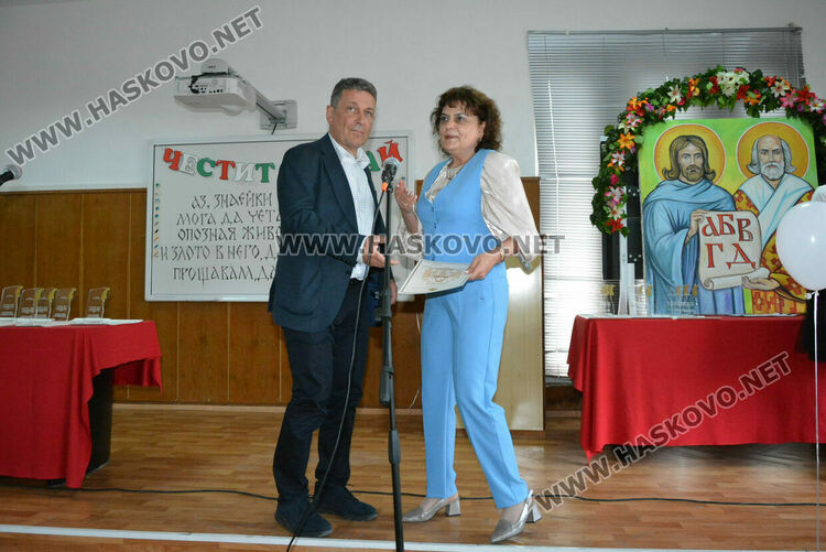 Наградиха изявени учители и ученици в навечерието на 24 май