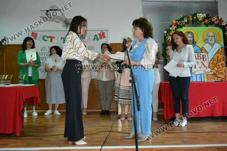 Наградиха изявени учители и ученици в навечерието на 24 май