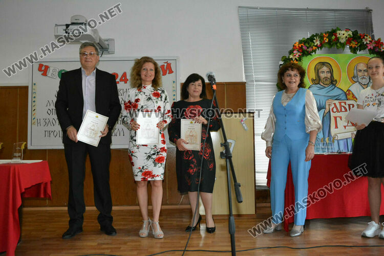 Наградиха изявени учители и ученици в навечерието на 24 май