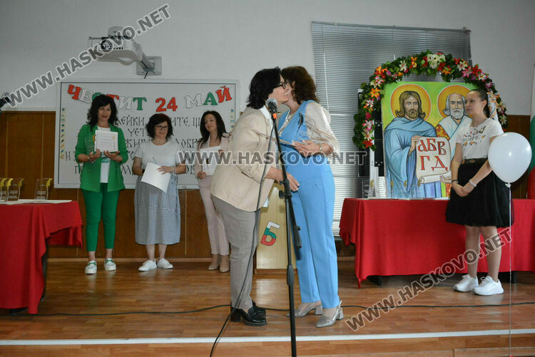 Наградиха изявени учители и ученици в навечерието на 24 май