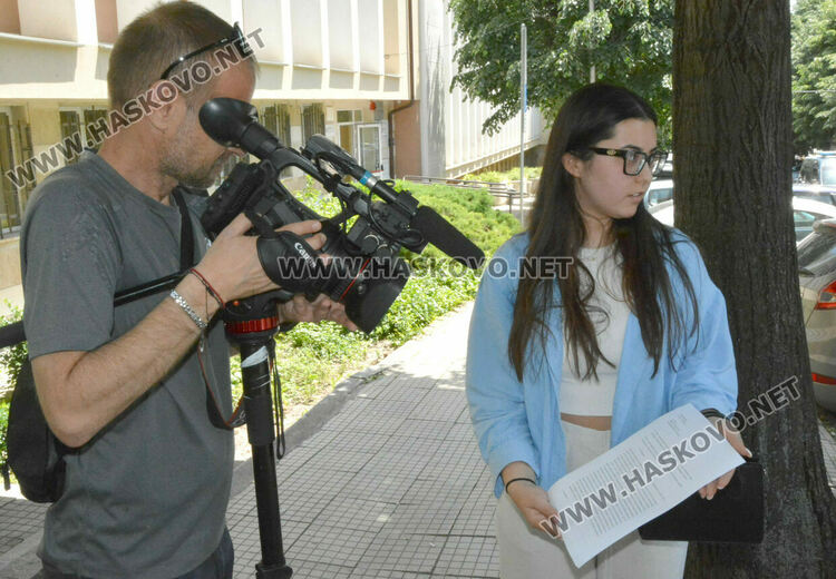 Зрелостнички от Езиковата с жалба до РУО-Хасково заради съкратено  време на матурата по БЕЛ във ФСГ