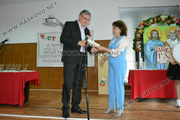 Наградиха изявени учители и ученици в навечерието на 24 май