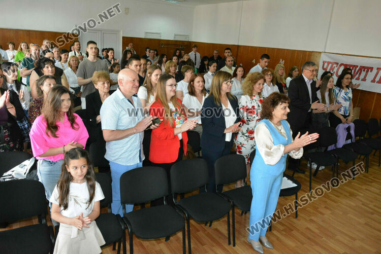 Наградиха изявени учители и ученици в навечерието на 24 май