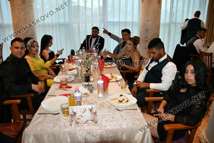 Абитуринтите на ПГТАТ „Н. Й. Вапцаров“ и СУ „Св. Паисий Хилендарски“ сътвориха феерия от красота 