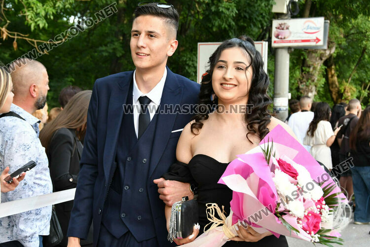 130 абитуриенти от ПГДС взривиха с емоции и красота парк „Кенана“