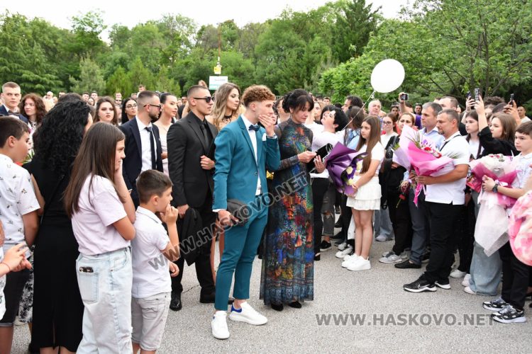 Абитуриентите на ФСГ почетоха с мълчание убитата Маги, която тази вечер трябваше да празнува с тях