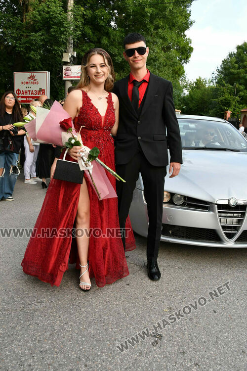 130 абитуриенти от ПГДС взривиха с емоции и красота парк „Кенана“