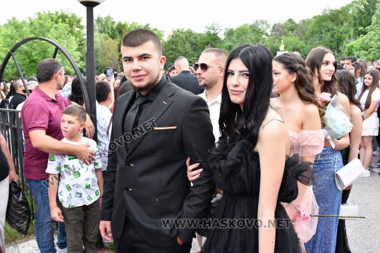 Абитуриентите на ФСГ почетоха с мълчание убитата Маги, която тази вечер трябваше да празнува с тях