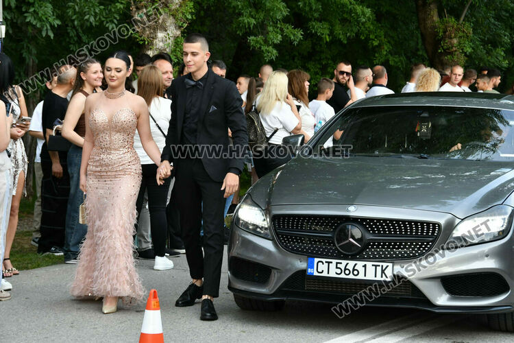 130 абитуриенти от ПГДС взривиха с емоции и красота парк „Кенана“