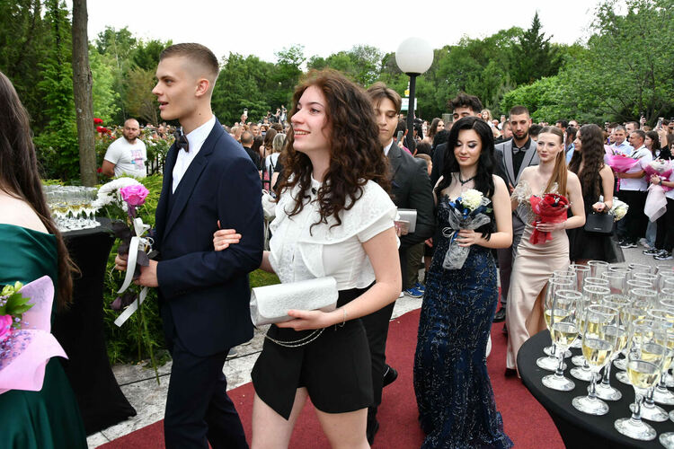 Абитуриентите на ФСГ почетоха с мълчание убитата Маги, която тази вечер трябваше да празнува с тях