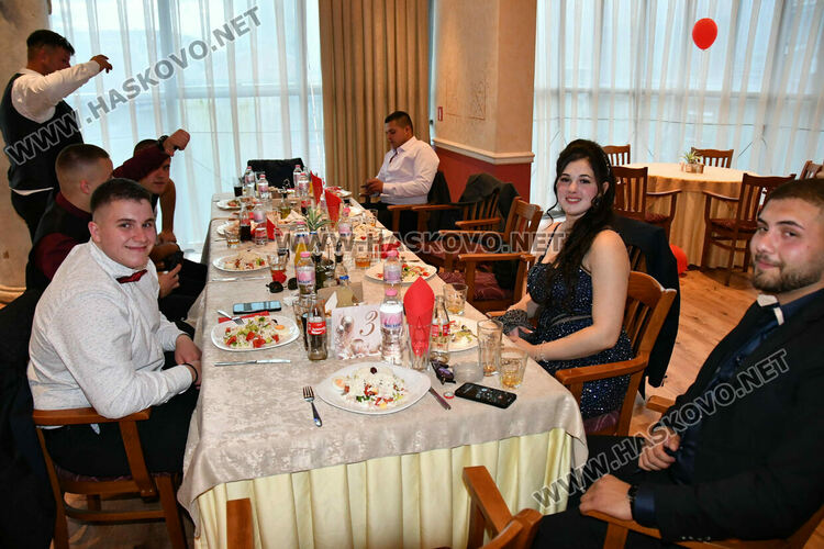 Абитуринтите на ПГТАТ „Н. Й. Вапцаров“ и СУ „Св. Паисий Хилендарски“ сътвориха феерия от красота 