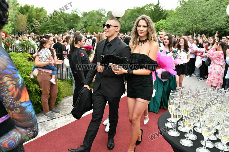 Абитуриентите на ФСГ почетоха с мълчание убитата Маги, която тази вечер трябваше да празнува с тях